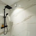 Urban Flat 97 - Spacious 1 Bedroom In דירה פריז